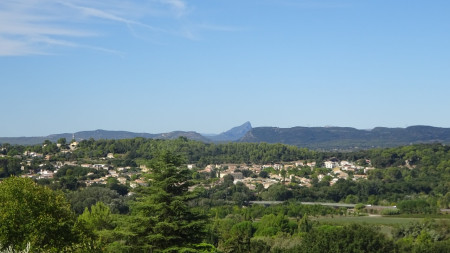 Le pic St Loup au loin